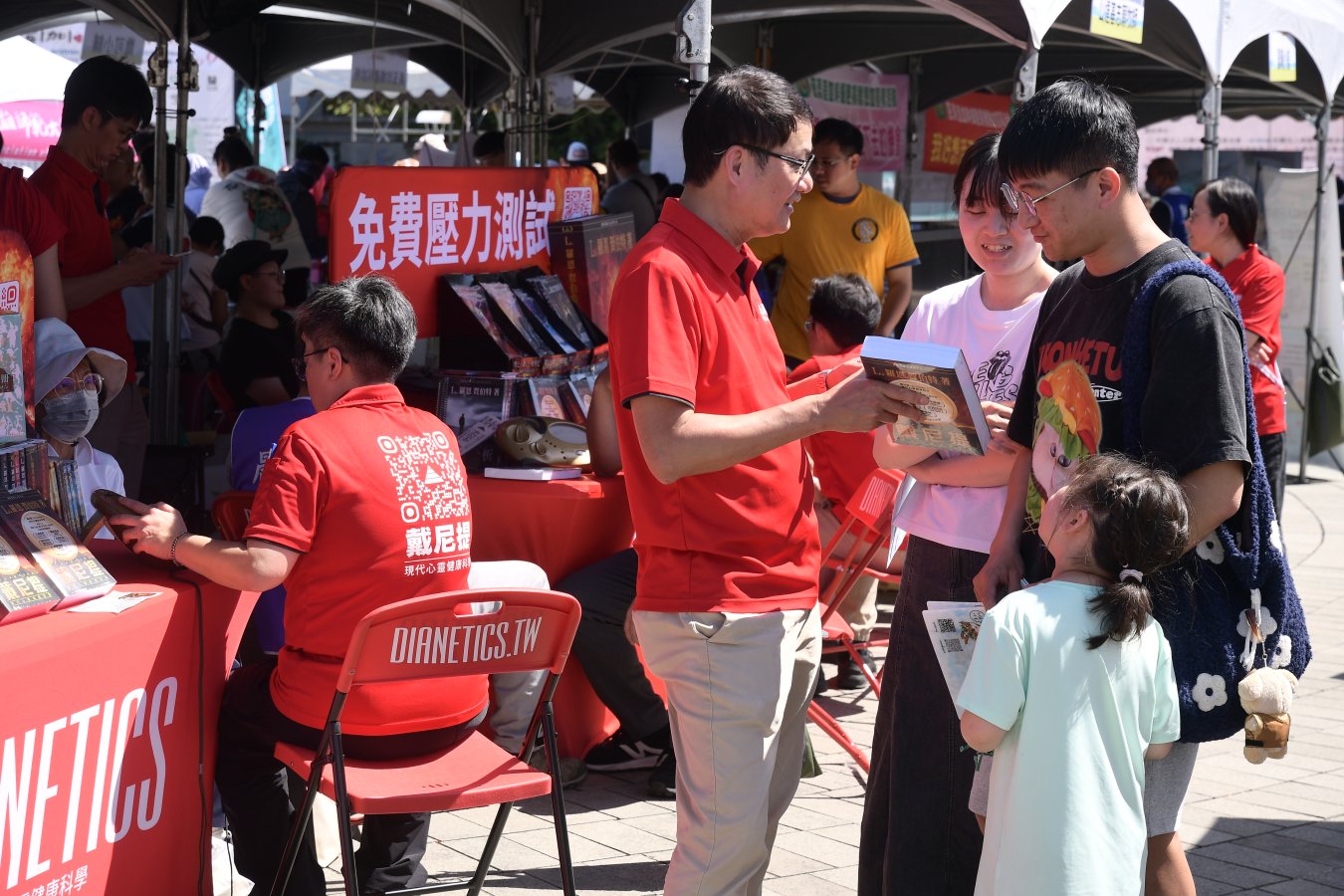 志工為民眾進行壓力測試　現場介紹戴尼提書籍內容.jpg